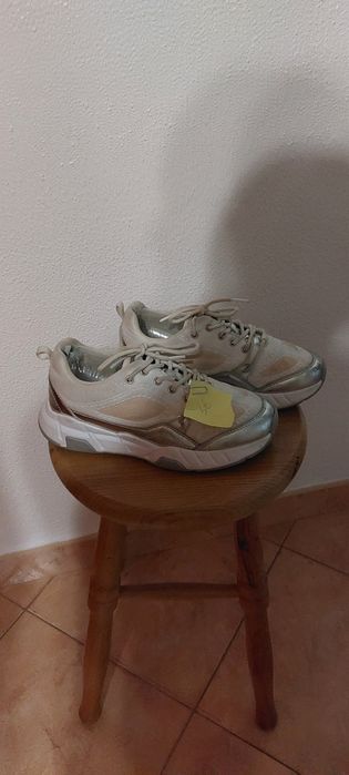 Vende-se sapatos