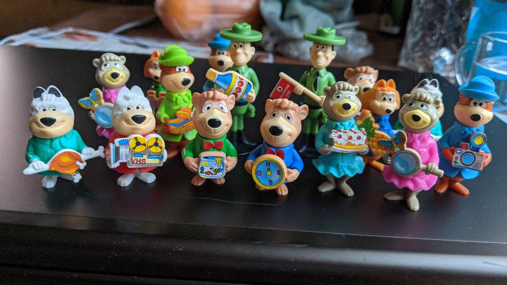 Stare Kolekcjonerskie Figurki Kinder Niespodzianka Miś Yogi 1996r 14sz