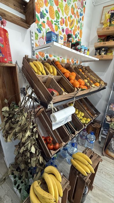 Prateleiras e caixas de fruta e legumes com suporte de parede vintage