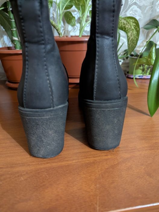 Продам женские ботинки