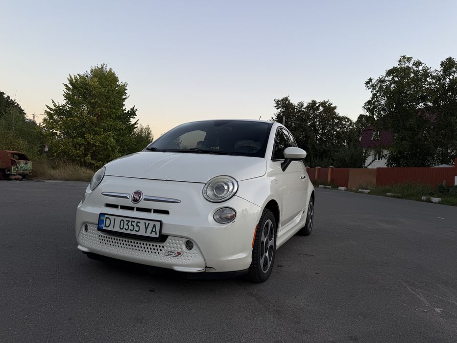 Машина Fiat 500e 2016