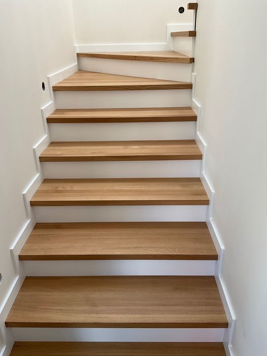 Schody drewniane dębowe lite zabiegowe, proste, podesty, parapety