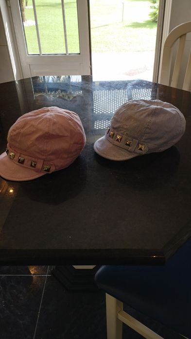 Bonés novos  2 , um azul clarinho e outro risa