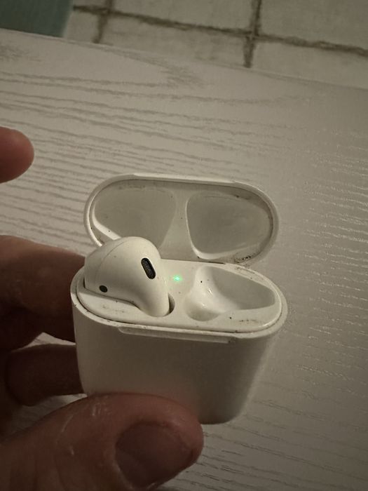 AirPods-1 та AirPods-2