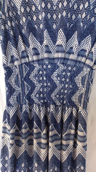 Macacão cavado estampado azul e branco