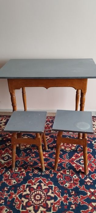 Стіл на кухню+ дві табуретки