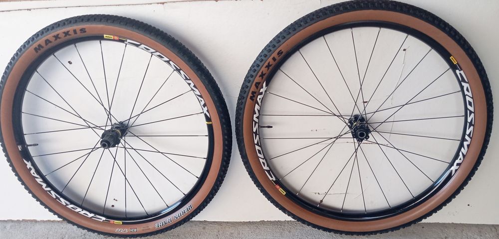 J-Bikes Mavic Crossmax ST 29/ Rodas29 Carbon Bontrager Kovee Boost