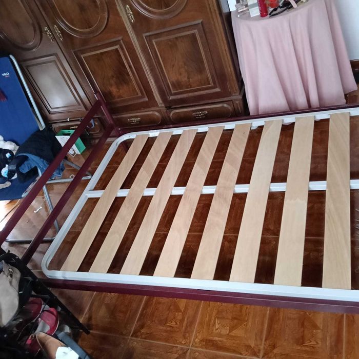 Cama individual em ferro com colchão