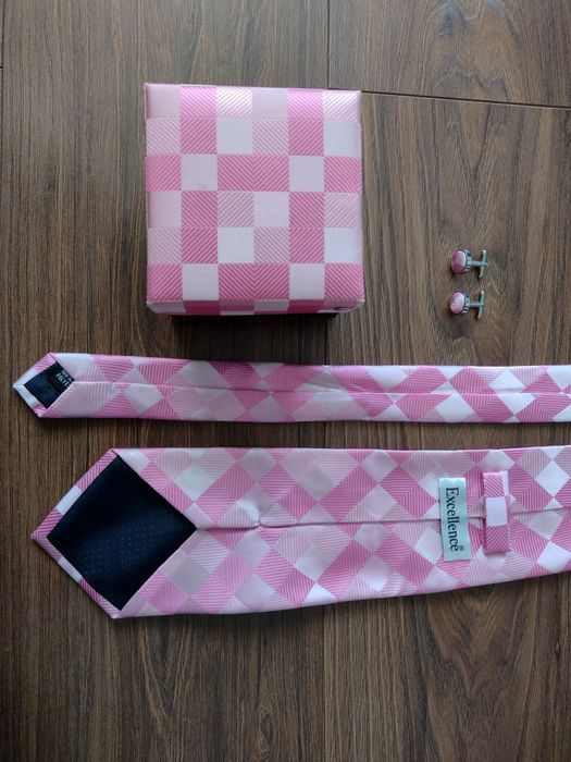 Różowy krawat męski + spinki + pudełko (używany)