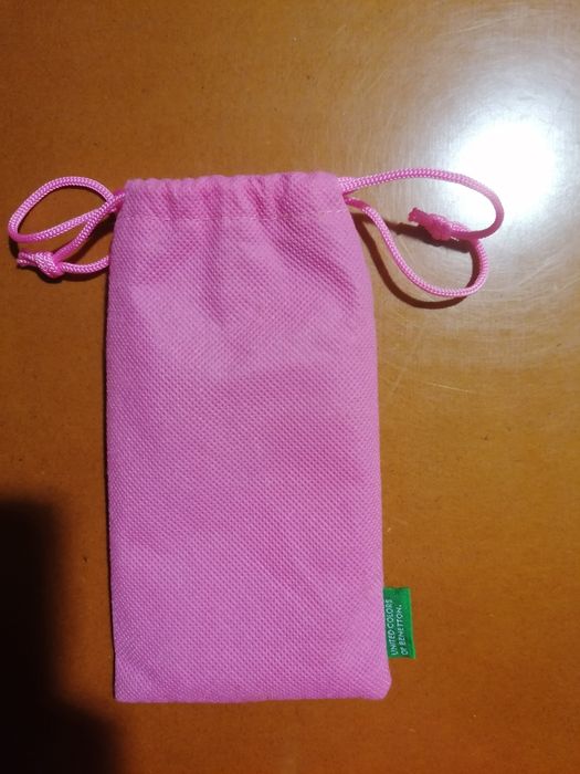Bolsa de óculos em tecido da PRADA e da Benetton