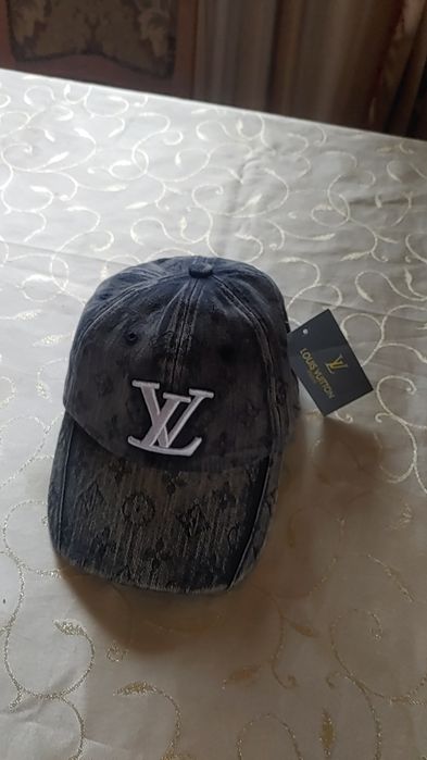 Кепку Louis Vuitton