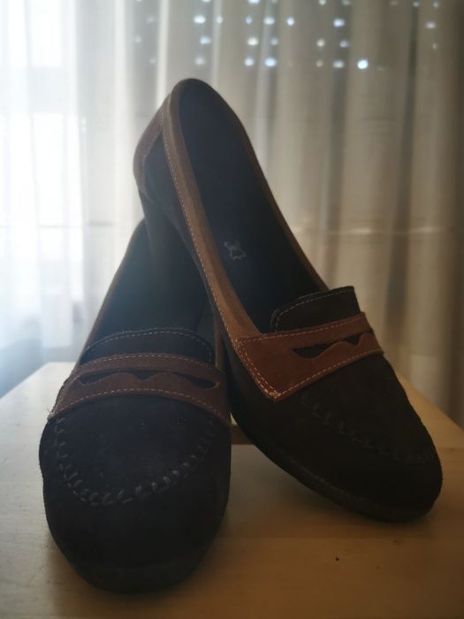 2 pares de calçado de inverno em pele