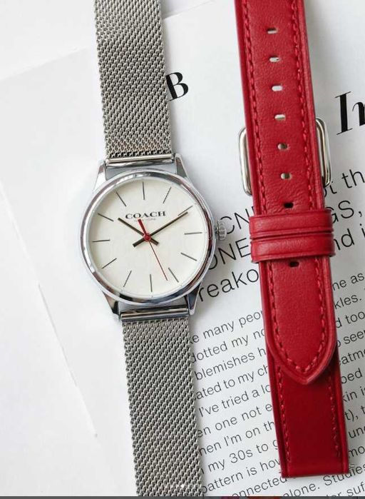 В наявності годинник Coach