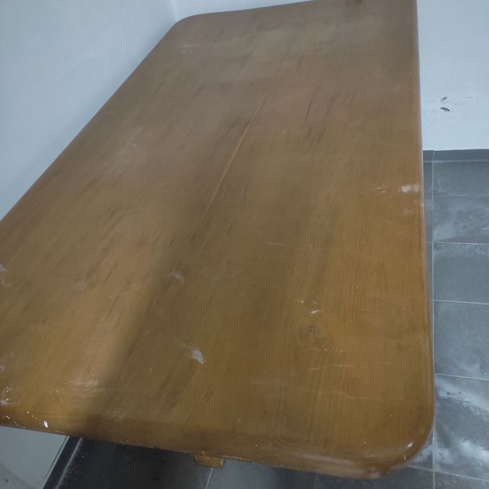 Mesa e cadeiras em castanho maciço