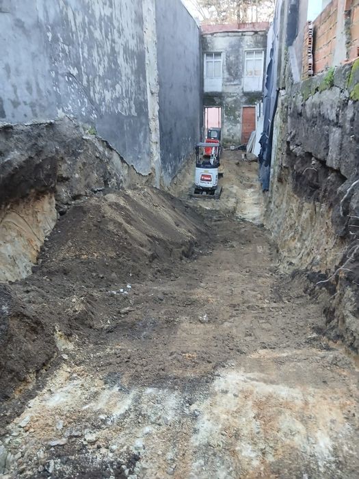 Demolições /desmonte manual de  edifícios em  pedra