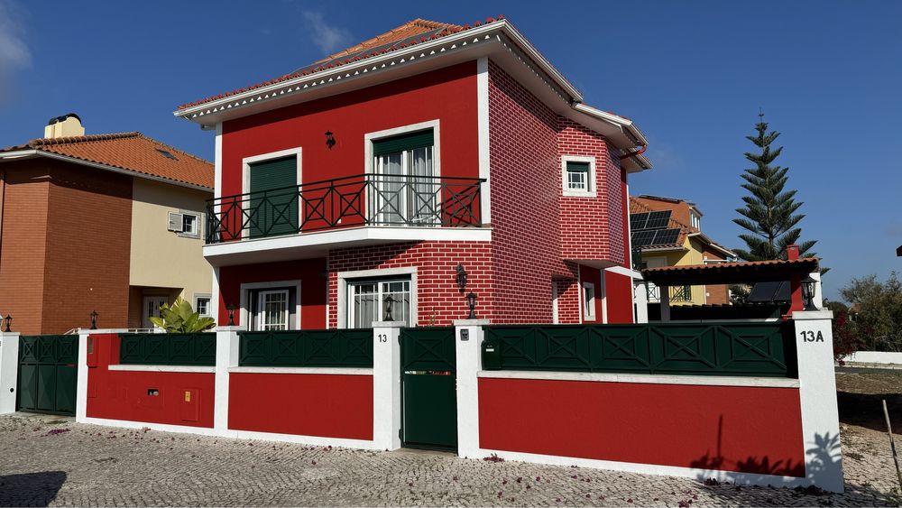 Moradia isolada T7 no Lourel-Sintra, no piso -1, tem um apartamento T2