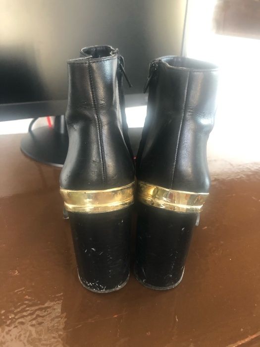 Botas Zara detalhe dourado