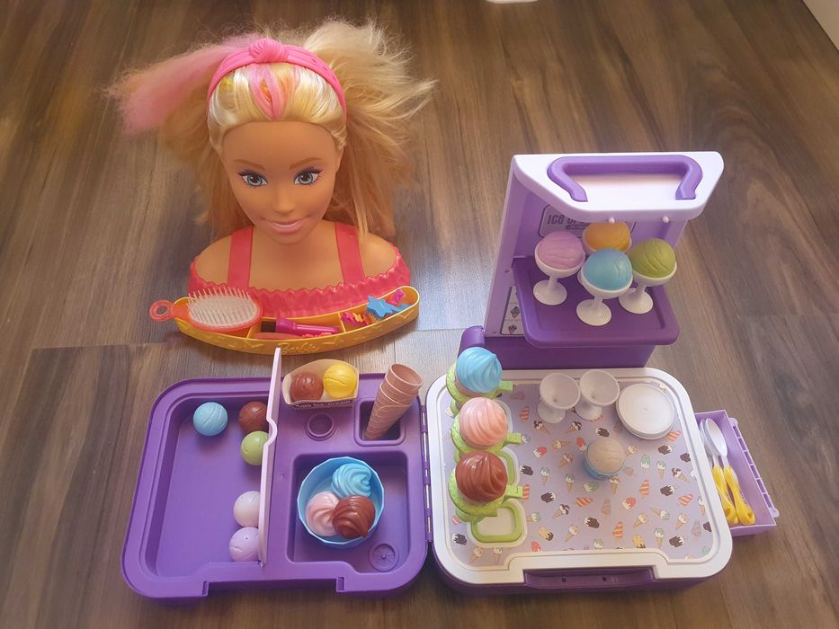 Głowa Barbie i Ice Cream Shop lodziarnia w walizce