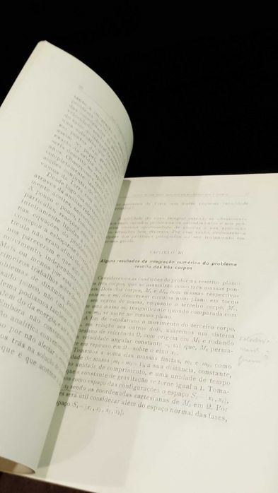 Problema dos 3 corpos e sua aplicação a um problema de Astrodinâmica