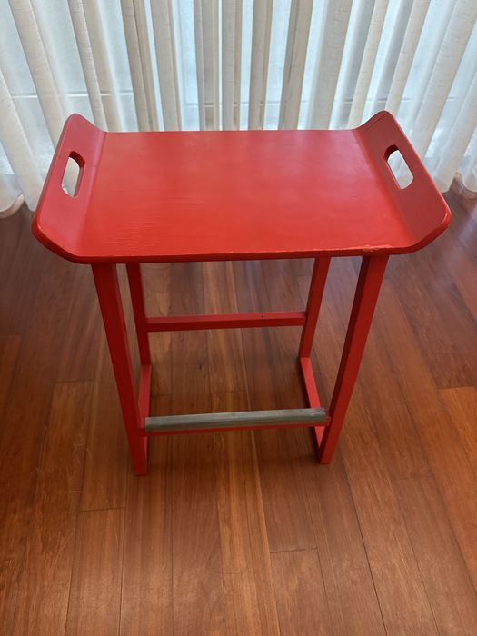 Banco Alto / Mesa de Apoio em Madeira Vermelha