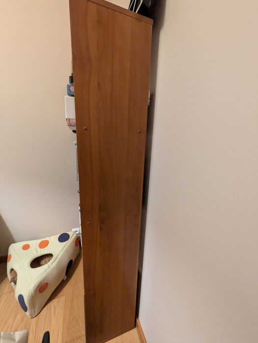 Estante com prateleiras e gavetas