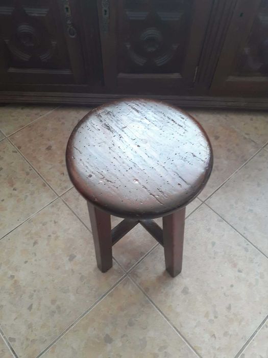 Vendo para desocupar banco muito antigo (bichado, mas com devido tratamento). 12€