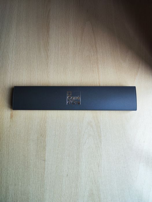 Caneta prateada com design elegante da Carré d'or