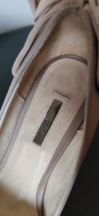 Sapatos com laço atrás