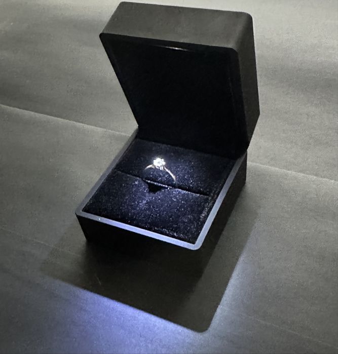 Продам білий золотий каблучний перстень з діамантом.