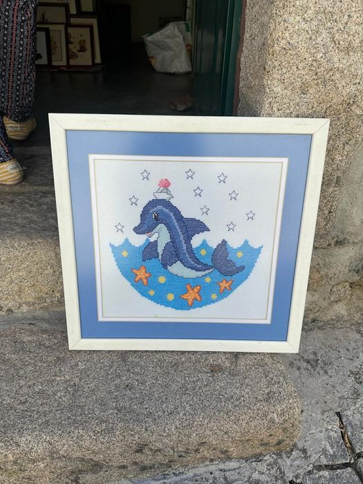 Quadro bordado em ponto cruz - golfinhos