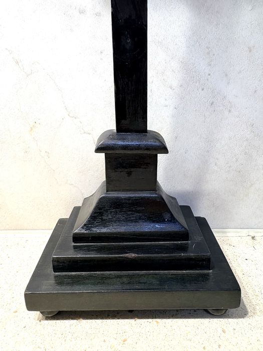 Antigo crucifixo em madeira ebonizada e placa “INRI” esculpida - Sec. XIX