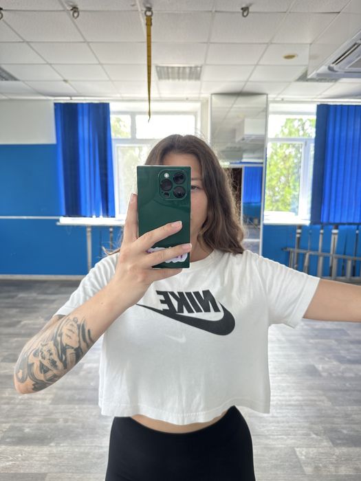 Біла укорочена футболка від NIKE оригінальна