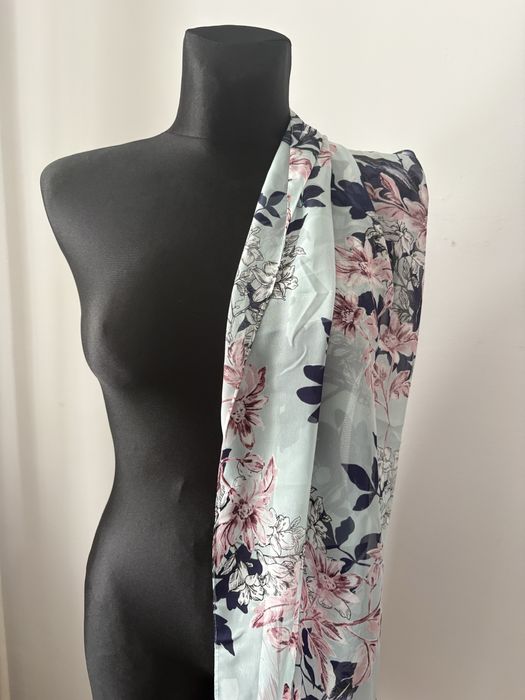 Elegancki Szalik/Chusta AVON – motyw kwiatowy na turkusowym tle