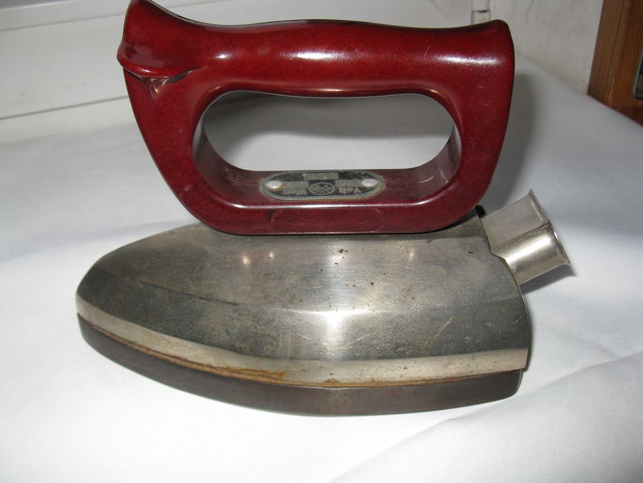 stare żelazko  z lat PRL, jako dekoracja