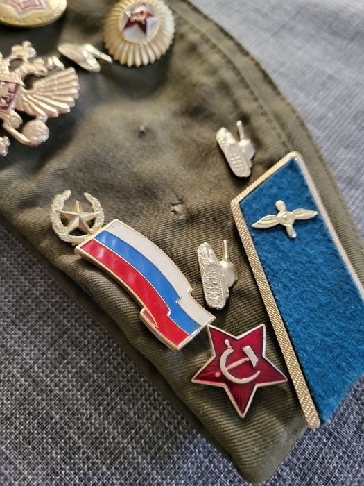 Furażerka Radziecka z odznakami i naszywkami