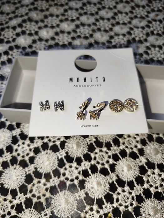 Piękne nowe kolczyki Mohito literki kółka cyrkonie srebrne złote