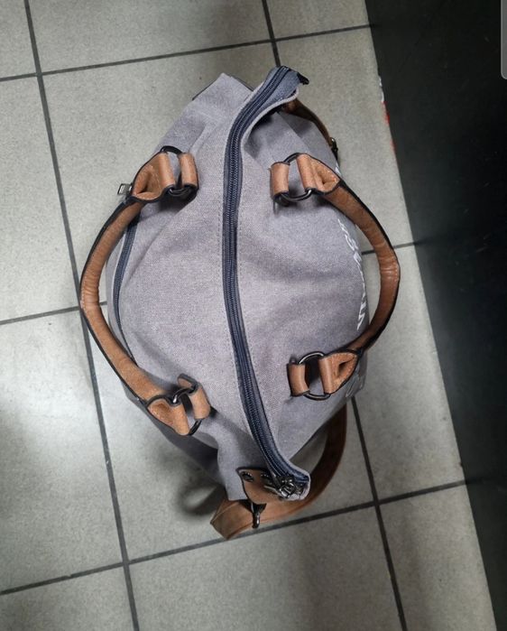 Szara torebka listonoszka