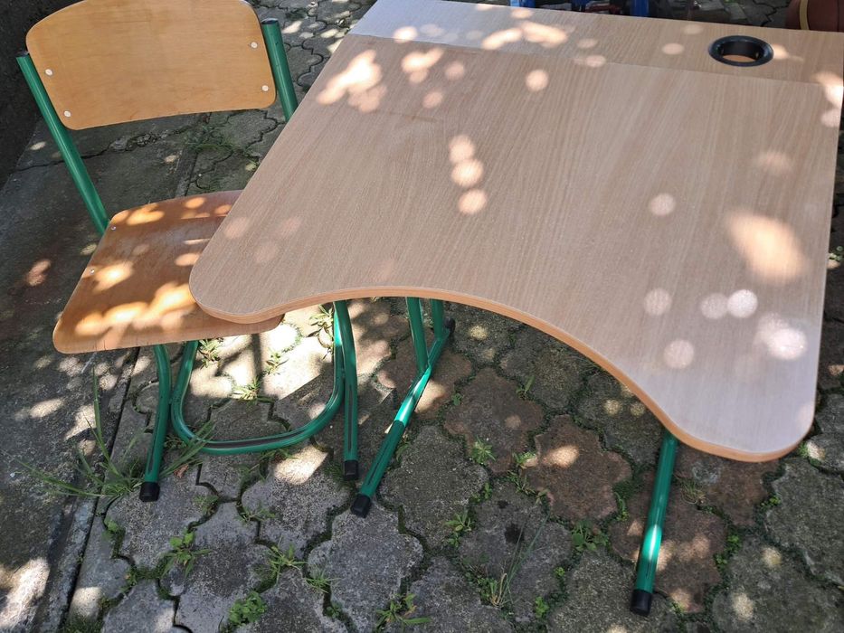 Парта і крісло учнівське.