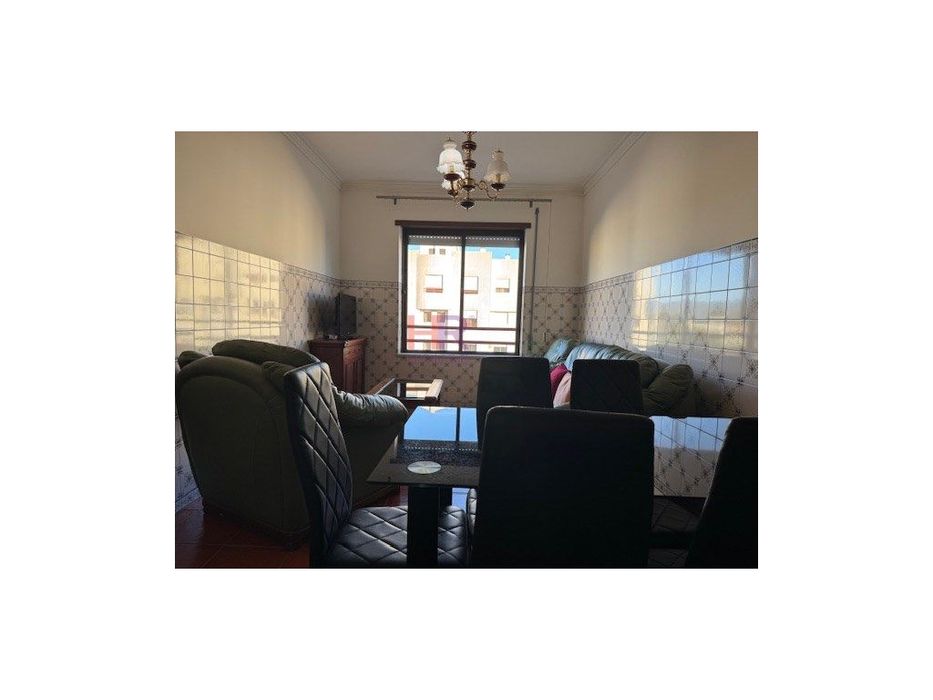 Apartamento T2 mobilado e equipado com garagem em Coimbra.