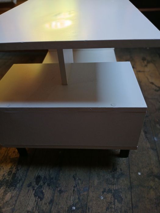 Biala  ława do pokoju salonu