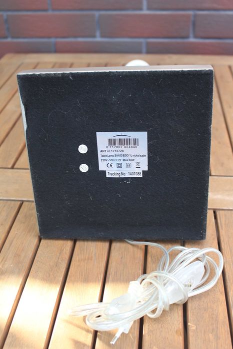 metalowa podstawa lampy stołowej