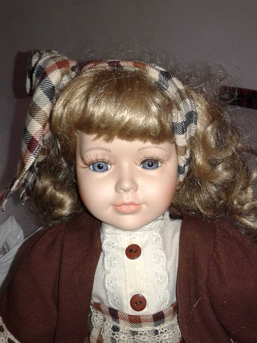 Bonecos ingleses raros, em porcelana, roupas em fazenda, Pristinos.