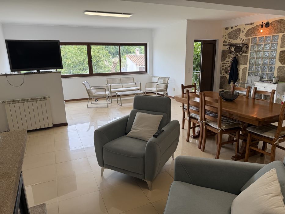 Casa T3 com jardim, churrasqueira e garagem na Esculca em Viseu