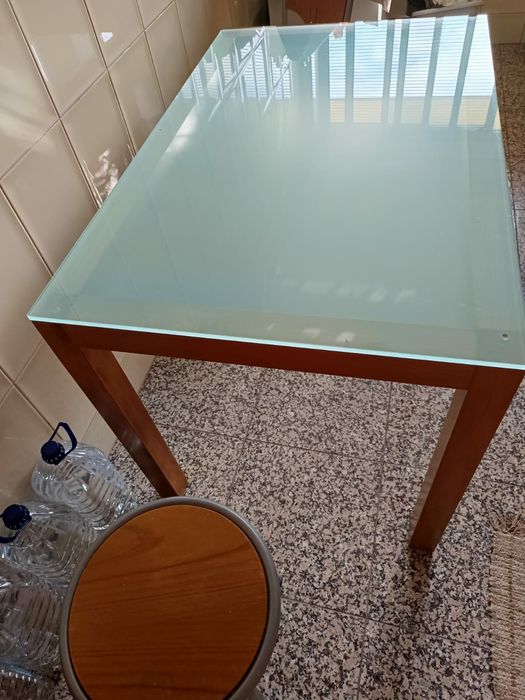 Mesa de cozinha em madeira