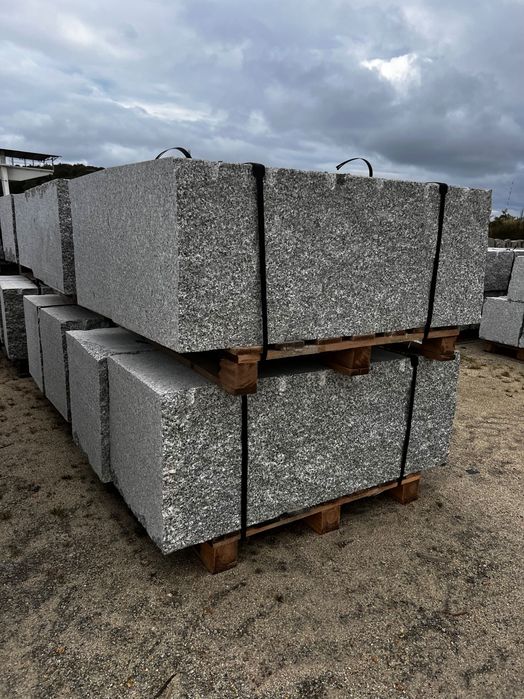bloki granitowe surowo łupane producent