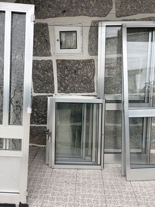 3 portas 7 janelas 2 portas de sacada tudo com aros