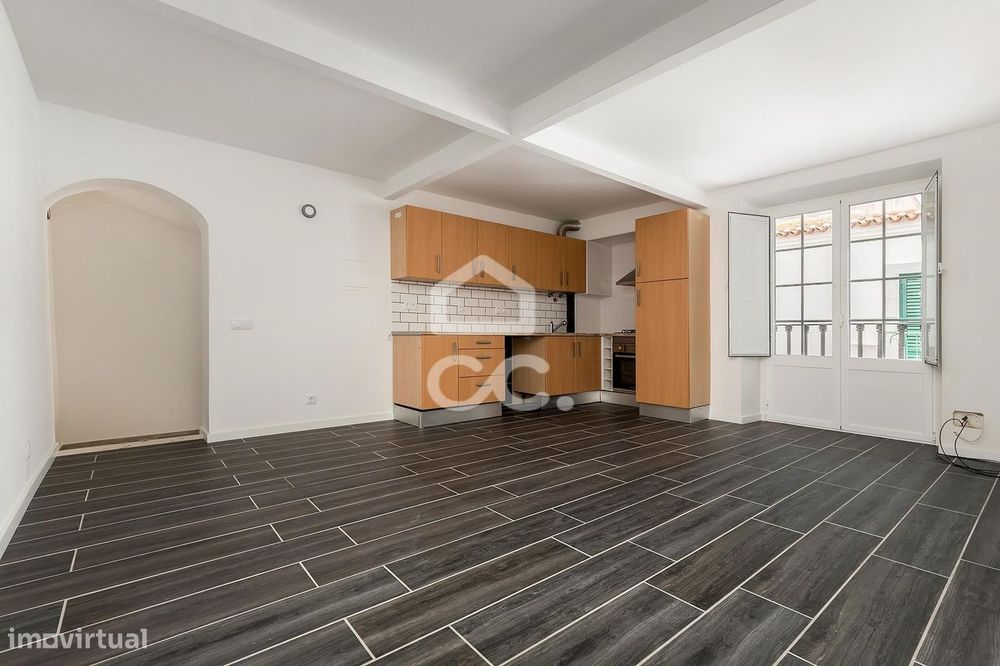 Andar de Moradia T1 Recuperado c/ Open Space, Quarto e Casa de Banho e