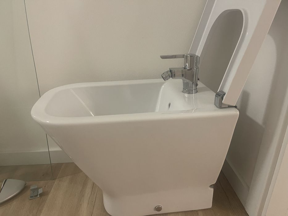 Bidé com tampa e torneira