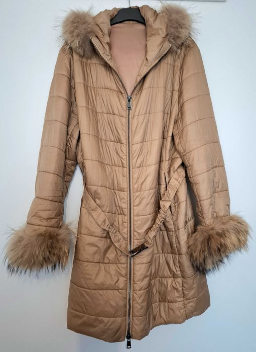 Casacão impermeável, beije, marca Naulover, tamanho 50, com pele.