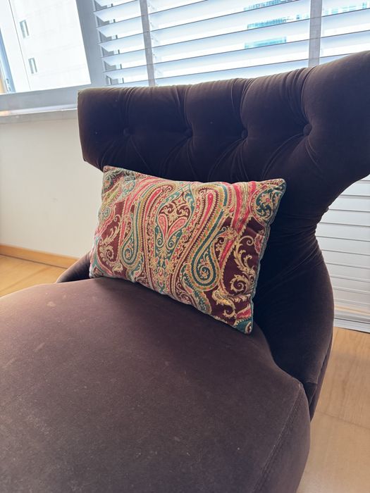 Sofa em veludo castanho  (Area)